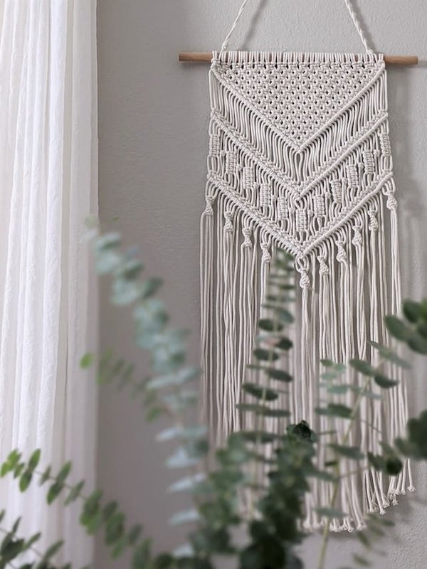 Comment créer une décoration murale en macramé et en bois flotté ?