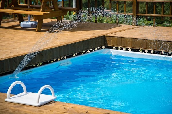 Comment choisir la piscine coque polyester idéale avec Piscines Ibiza ?
