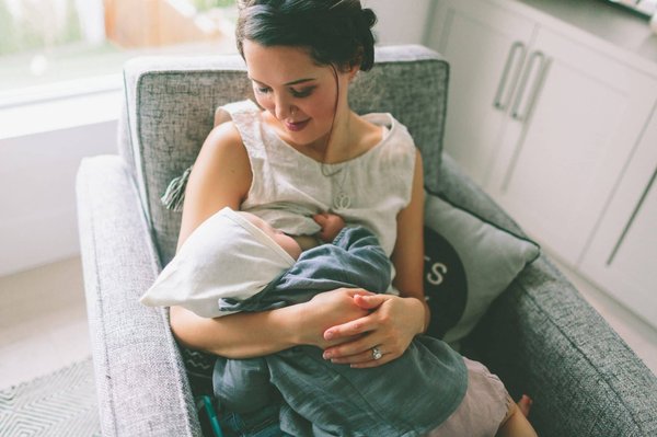 Bien choisir son fauteuil allaitement : Nos 4 critères