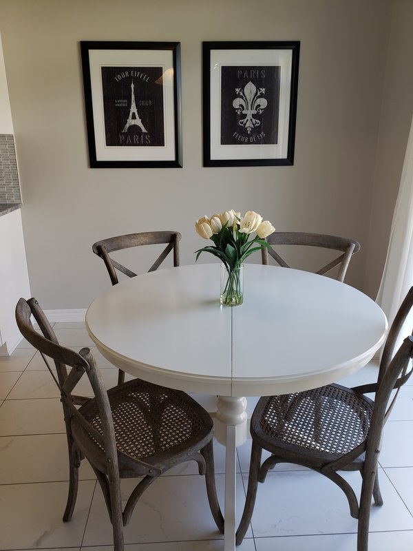 La table en béton ciré : entre style et praticité.